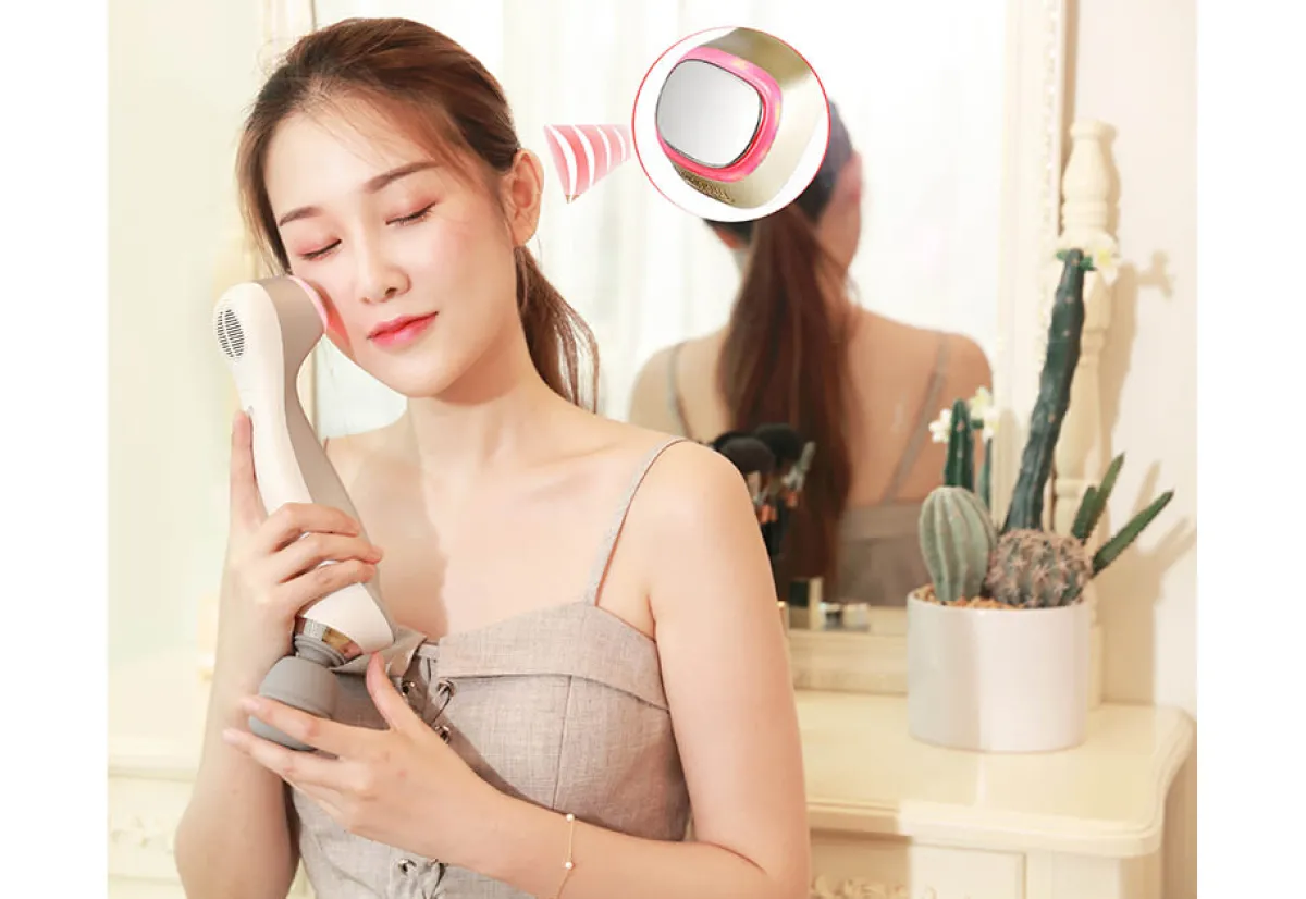 Qualimax Marketing Inc Cordless Hot and Cold Beauty Massager