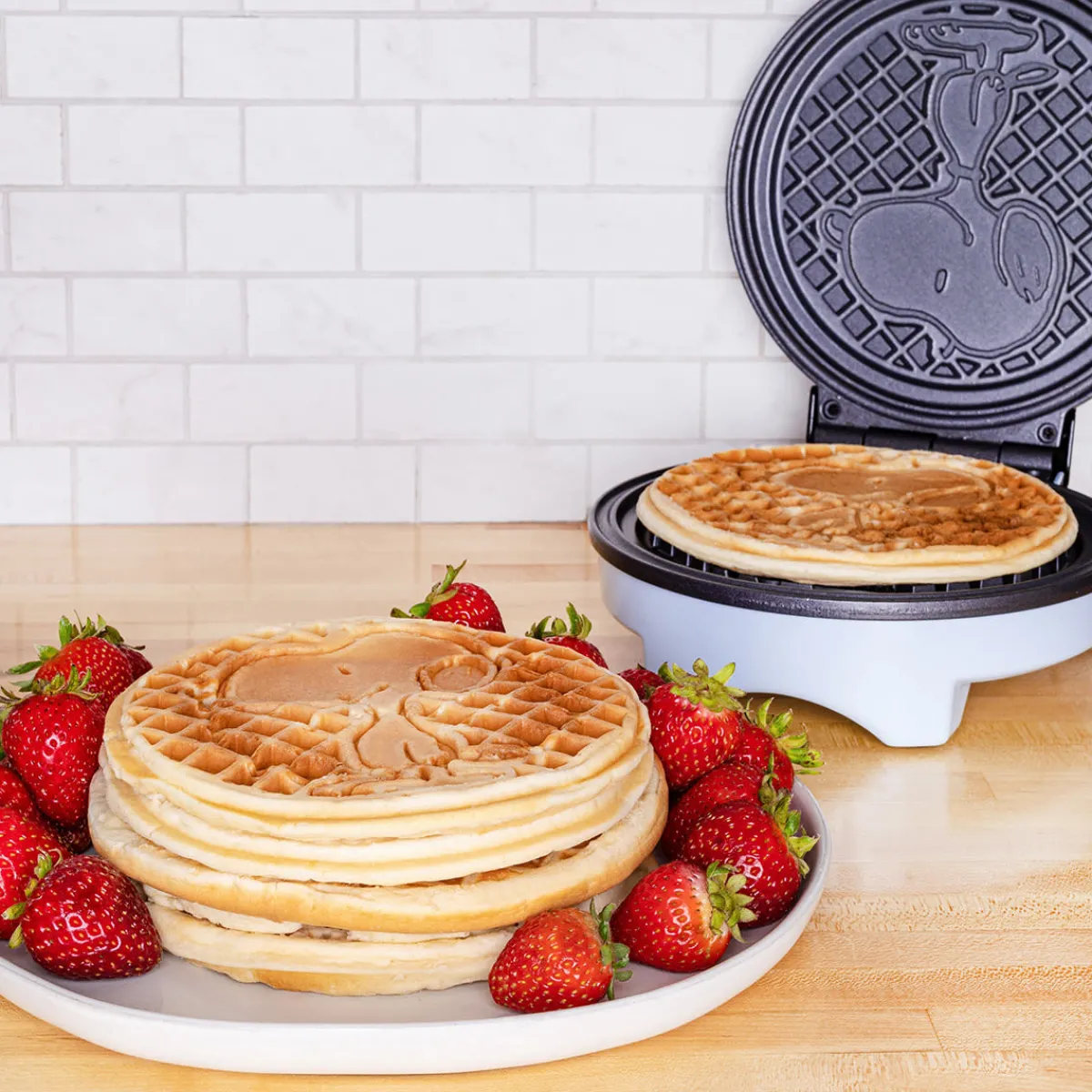 Uncanny Brands, LLC Peanuts Snoopy round Waffle Maker