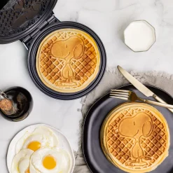 Uncanny Brands, LLC Peanuts Snoopy round Waffle Maker